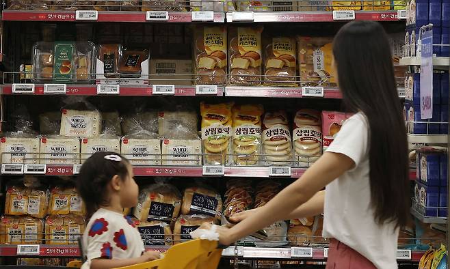 서울 시내 한 대형마트에서 한 시민이 빵을 고르고 있는 모습. 뉴스1