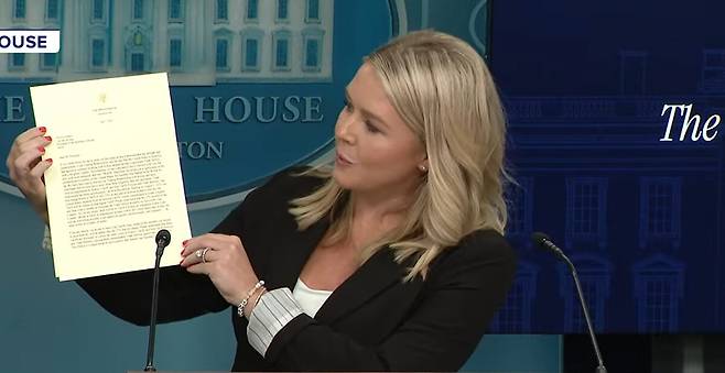 캐롤라인 레빗 백악관 대변인이 7일(현지시간) 백악관에서 브리핑을 진행하던 중 도널드 트럼프 대통령이 한국에 보낸 관세 서한을 들어보이고 있다. 백악관 브리핑 영상 캡처