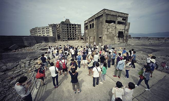 군함도로 불리는 일본 남부 나가사키 현에 위치한 하시마에 방문한 관광객들. AP연합뉴스