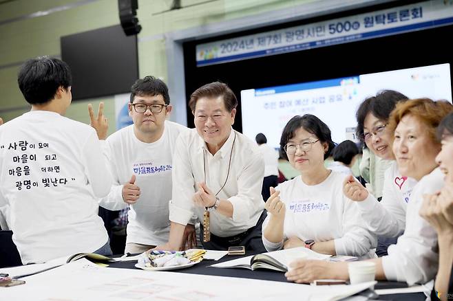 박승원 광명시장이 시민 500인 원탁토론회에 참여하고 있다. 광명시 제공