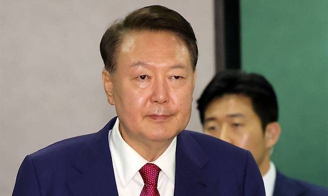 윤석열 전 대통령이 지난 5일 서울 서초구 서울고등검찰청에 마련된 내란특검 사무실에서 2차 대면 조사를 마친 뒤 귀가하고 있다. 뉴시스