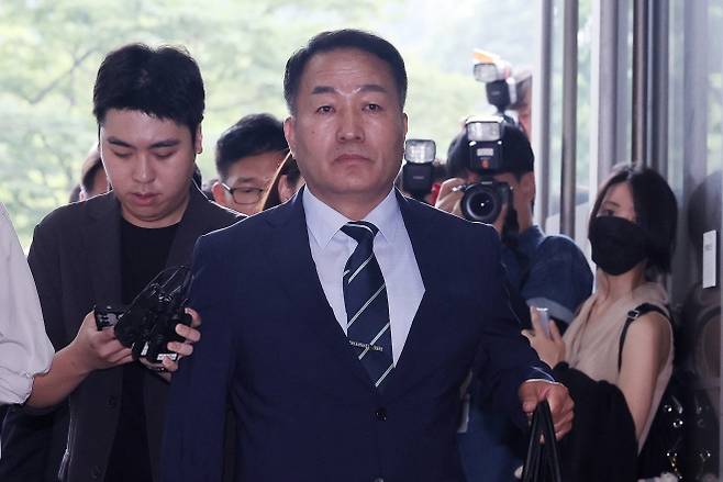 피의자로 소환된 김계환 전 사령관 - 박정훈 전 해병대 수사단장에 대한 외압 과정에 관여했다는 혐의를 받는 김계환 전 해병대 사령관이 7일 오전 서울 서초구에 있는 채해병 특검 사무실로 향하고 있다. 뉴스1