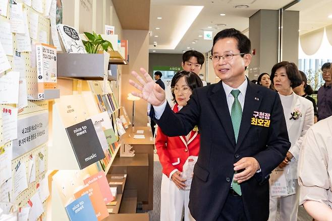 최호권 서울 영등포구청장이 지난 1일 열린 ‘신길 책마루 문화센터’ 개관식 이후 센터 곳곳을 돌며 시설을 점검하고 있다. 영등포구 제공