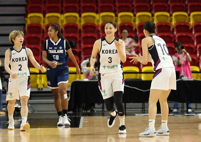 한국 여자농구 국가대표 강이슬이 6일 대만 타이베이 허핑농구체육관에서 열린 2025 존스컵 5차전 태국과의 경기에서 득점한 뒤 기뻐하고 있다. 대만농구협회 제공
