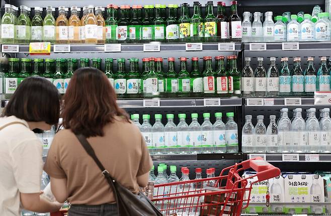 지난달 9일 서울 시내의 한 마트에 주류가 진열돼 있다. ⓒ연합뉴스