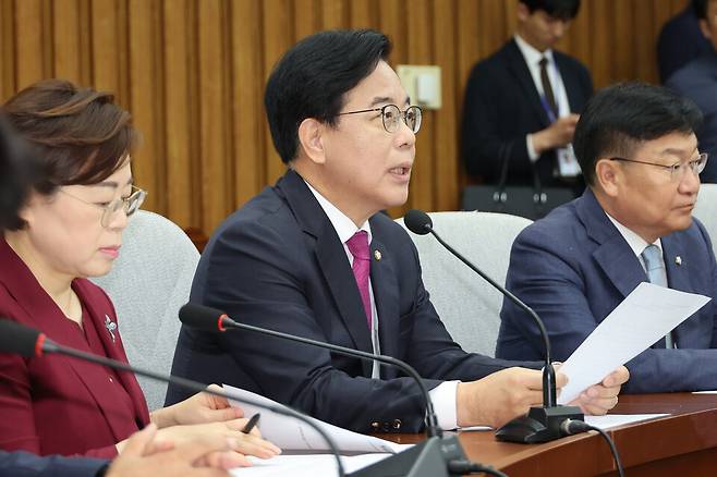 송언석 국민의힘 비대위원장 겸 원내대표가 8일 서울 여의도 국회에서 열린 원내대책회의에서 발언하고 있다. ⓒ연합뉴스