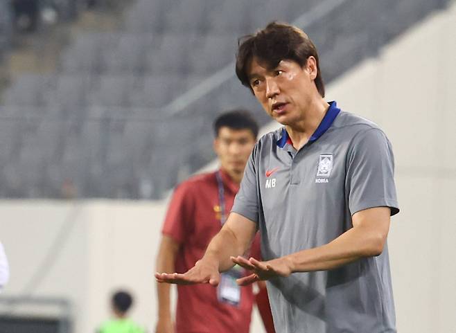 홍명보 축구국가대표팀 감독은 7일 용인미르스타디움에서 열린 중국과 2025 동아시아축구연맹(EAFF) E-1 챔피언십 첫 경기에서 3-0 완승을 거둔 뒤 선수들을 향한 격려를 아끼지 않았다. 깜짝 스리백 카드 구사에 대한 배경과 향후 계획에 대해서도 구체적으로 밝혔다. 용인│뉴시스