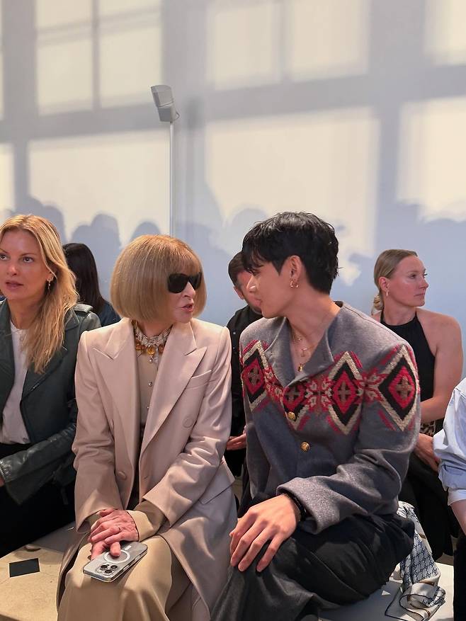 그룹 방탄소년단 멤버 뷔(오른쪽)가 프랑스 파리에서 열린 패션쇼에서 미국 ‘보그’ 전 편집장 안나 윈투어와 함께한 모습을 공개했다. 뷔 인스타그램 계정