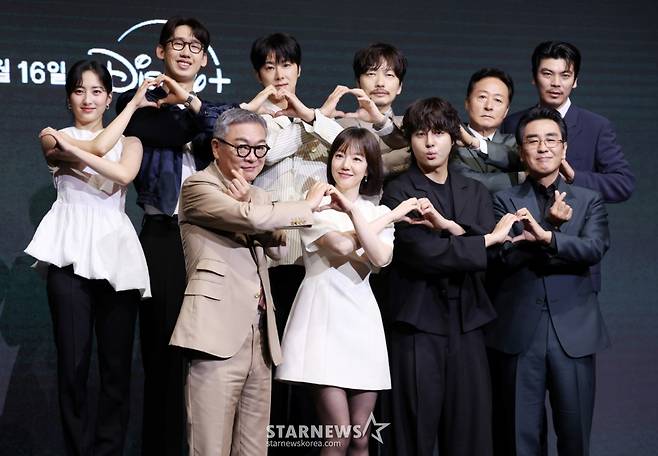 배우 김민, 이상진, 정윤호, 이동휘, 김종수, 김성오, 류승룡, 양세종, 임수정, 김의성이(뒷줄 왼쪽부터 시계방향)이 8일 서울 영등포구 콘래드 호텔에서 진행된 디즈니+ 드라마 '파인: 촌뜨기들' 제작발표회에 참석해 포즈를 취하고 있다. /2025.07.08 /사진=김휘선 hwijpg@