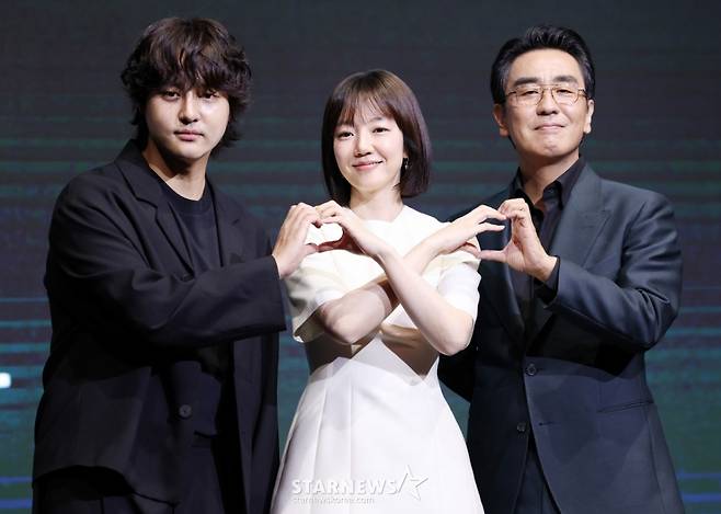 배우 양세종, 임수정, 류승룡이 8일 서울 영등포구 콘래드 호텔에서 진행된 디즈니+ 드라마 '파인: 촌뜨기들' 제작발표회에 참석해 포즈를 취하고 있다. /2025.07.08 /사진=김휘선 hwijpg@