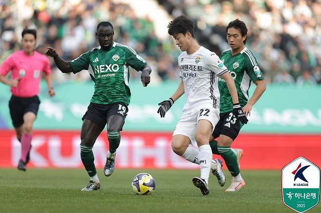 전북 현대와 2년 동행을 마치고 떠나는 보아텡(왼쪽). /사진=힌국프로축구연맹 제공