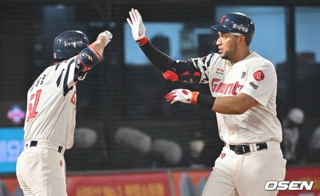 롯데 빅터 레이예스(오른쪽)가 8일 사직 두산전에서 5회말 투런 홈런을 치고 기뻐하고 있다.