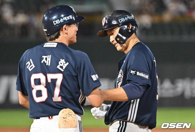 두산 박계범(오른쪽)이 8일 사직 롯데전에서 8회초 2타점 역전 적시타를 친 후 1루에 도달했다.