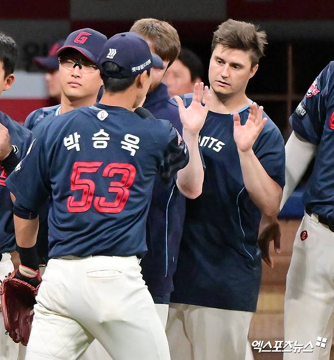 1일 오후 서울 구로구 고척스카이돔에서 열린 '2025 신한 SOL Bank KBO리그' 롯데 자이언츠와 키움 히어로즈의 경기, 7이닝 3피안타 1볼넷 6탈삼진 무실점 완벽투를 선보인 선발 데이비슨의 활약에 힘입어 롯데가 키움에 5:0 승리를 거뒀다. 이날 경기에서 승리한 롯데 데이비슨이 기뻐하고 있다. 엑스포츠뉴스 DB