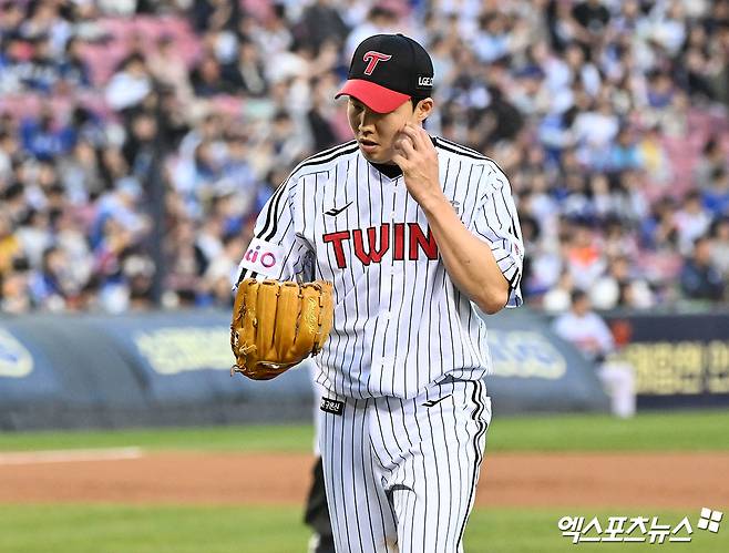 지난 4월 16일 오후 서울 송파구 잠실야구장에서 열린 '2025 신한 SOL Bank KBO리그' 삼성 라이온즈와 LG 트윈스의 경기, 1회초 수비를 마친 LG 선발투수 임찬규가 더그아웃으로 향하고 있다. 엑스포츠뉴스 DB