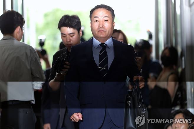 김계환 전 해병대사령관, 순직해병특검 출석 (서울=연합뉴스) 윤동진 기자 = 김계환 전 해병대사령관이 채상병 사건 수사방해 의혹과 관련 조사를 받기 위해 7일 서울 서초구 순직해병특검 사무실로 향하고 있다. 2025.7.7 mon@yna.co.kr