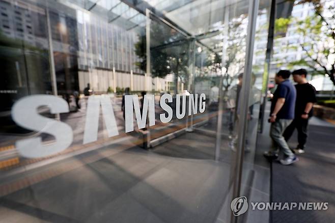 삼성전자 2분기 영업이익 작년 동기 대비 반토막 (서울=연합뉴스) 임화영 기자 = 삼성전자가 올해 2분기에 시장 전망치를 크게 밑도는 4조원대 영업이익을 내는 데 그쳤다.
삼성전자는 연결 기준 올해 2분기 영업이익이 4조6천억원으로 지난해 동기보다 55.94% 감소한 것으로 잠정 집계됐다고 8일 공시했다.
영업이익은 전 분기와 비교해도 31.24% 감소했다. 또 연합인포맥스가 집계한 시장 전망치 6조69억원을 23.4% 하회했다.
분기 영업이익은 2023년 4분기(2조8천247억원) 이후 가장 낮으며, 2분기 기준으로는 2023년 2분기(6천685억원) 이후 2년 만에 최저다.
사진은 8일 서울 삼성전자 서초사옥. 2025.7.8 hwayoung7@yna.co.kr