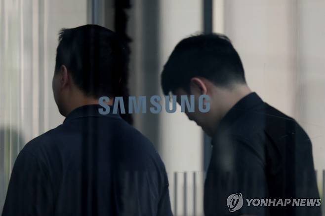 삼성전자 2분기 영업이익 작년 동기 대비 반토막 (서울=연합뉴스) 임화영 기자 = 삼성전자가 올해 2분기에 시장 전망치를 크게 밑도는 4조원대 영업이익을 내는 데 그쳤다.
삼성전자는 연결 기준 올해 2분기 영업이익이 4조6천억원으로 지난해 동기보다 55.94% 감소한 것으로 잠정 집계됐다고 8일 공시했다.
영업이익은 전 분기와 비교해도 31.24% 감소했다. 또 연합인포맥스가 집계한 시장 전망치 6조69억원을 23.4% 하회했다.
분기 영업이익은 2023년 4분기(2조8천247억원) 이후 가장 낮으며, 2분기 기준으로는 2023년 2분기(6천685억원) 이후 2년 만에 최저다.
사진은 8일 서울 삼성전자 서초사옥. 2025.7.8 hwayoung7@yna.co.kr