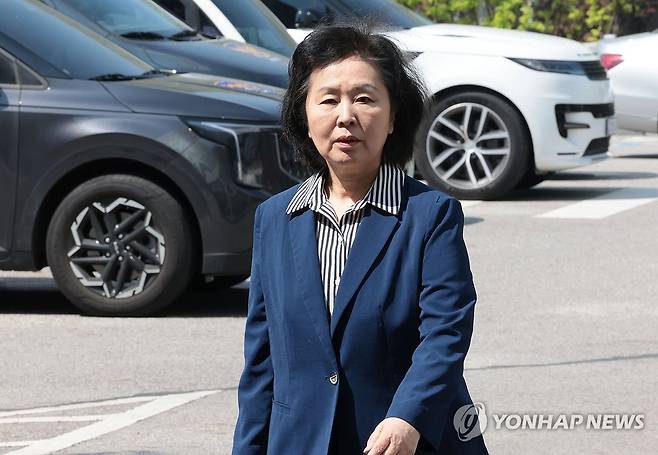 김영선 전 의원 (서울=연합뉴스) 김인철 기자 = 29일 김영선 전 국민의힘 의원이 윤석열 전 대통령 부부와 구(舊)여권 정치인 다수가 연루된 공천 개입·여론조사 의혹 관련 조사를 받기 위해 참고인 신분으로 서초구 서울고검으로 들어서고 있다. 2025.4.29 yatoya@yna.co.kr