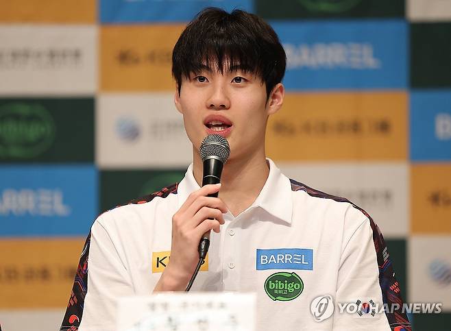 인터뷰하는 황선우 (진천=연합뉴스) 김성민 기자 = 경영 국가대표 황선우가 8일 충북 진천 국가대표선수촌에서 인터뷰하고 있다. 2025.7.8 ksm7976@yna.co.kr