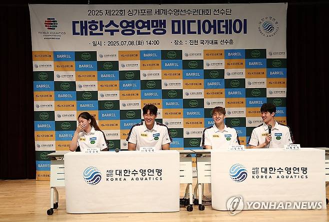 미소 보이는 경영 국가대표팀 선수들 (진천=연합뉴스) 김성민 기자 = 경영 국가대표팀 선수들이 8일 충북 진천 국가대표선수촌에서 인터뷰하고 있다. 왼쪽부터 김승원, 김영범, 김우민, 황선우. 2025.7.8 ksm7976@yna.co.kr