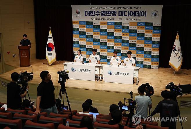 인터뷰하는 경영 국가대표 선수들 (진천=연합뉴스) 김성민 기자 = 경영 국가대표팀 선수들이 8일 충북 진천 국가대표선수촌에서 인터뷰하고 있다. 왼쪽부터 김승원, 김영범, 김우민, 황선우. 2025.7.8 ksm7976@yna.co.kr