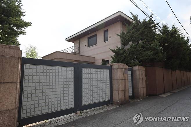 고 이건희 회장 소유했던 이태원 단독주택 228억원에 매각 (서울=연합뉴스) 임화영 기자 = 고(故) 이건희 삼성선대회장이 소유했던 서울 용산구 이태원동 단독주택이 최근 228억원에 매각된 것으로 8일 알려졌다.
국토교통부 실거래가와 대법원 인터넷등기소에 따르면 이재용 삼성전자 회장을 포함한 삼성가에서 소유하고 있던 이태원동 단독 주택이 지난달 228억원에 거래됐다.
1976년에 지어진 이 주택은 연면적 496.92㎡, 대지면적 1천73.1㎡에 지하 1층, 지상2층 규모다. 2025.7.8 hwayoung7@yna.co.kr