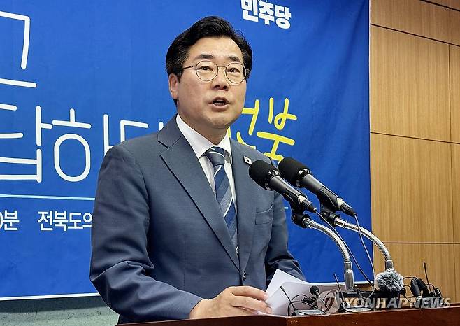 발언하는 민주당 박찬대 의원 (전주=연합뉴스) 임채두 기자 = 더불어민주당 당권 주자인 박찬대 의원이 8일 전북특별자치도의회 기자회견에서 발언하고 있다. 2025.7.8 doo@yna.co.kr