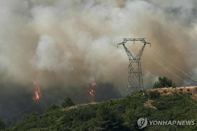 프랑스 산불 (나르본 AFP=연합뉴스) 8일(현지시간) 프랑스 남부 나르본에서 산불이 발생해 연기가 피어오르고 있다. 2025.07.08 photo@yna.co.kr