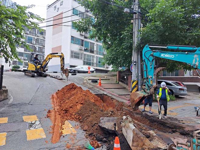 청와아파트 주변에서 급수공사를 하고 있다. 사진=수원시청