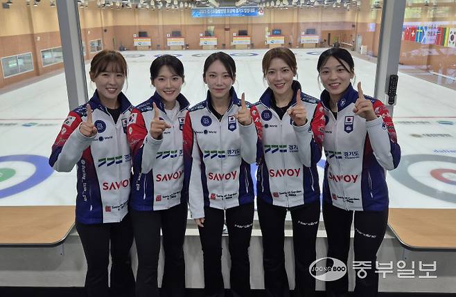 9일 의정부컬링경기장에서 진행된 중부일보와의 인터뷰 직후 경기도청 여자 컬링팀 김은지(사진 왼쪽부터)·설예은·김수지·설예지·김민지가 포즈를 취하고 있다. 이건우기자