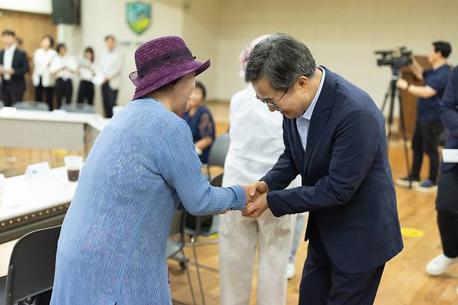 김동연 경기지사가 9일 파주시 캠프그리브스 DMZ체험관에서 대성동 마을 주민과 만나 악수하고 있다.