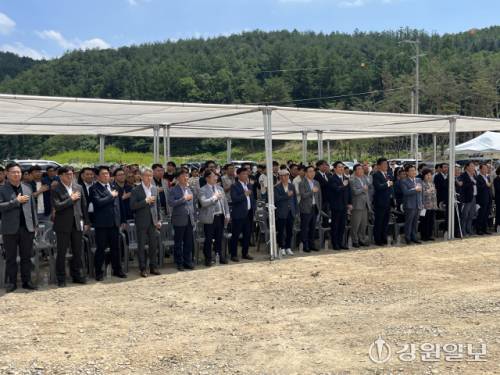 ◇태백노인요양시설(시니어헬스케어타운) 착공식이 9일 태백 사배리골 웰니스 항노화산업특화단지 내 노인요양사업 부지(문곡동 72-3번지 일원)에서 거행됐다.