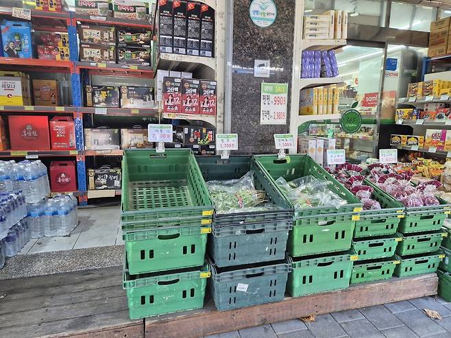 9일 대구 남구 대명시장 한 마트에서 채소를 판매하고 있지만 배추는 공급량 부족으로 물량 없이 텅 비어있다. /장은희기자