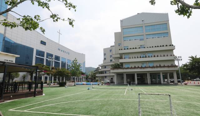 부산 강서구 세계로교회와 부설 세계로우남기독아카데미(우측 건물). 해당 기관은 비인가 상태로 지난 3월 입학식을 열고 초·중등과정에 학생 188명을 입학시켰다. 이재찬 기자 chan@