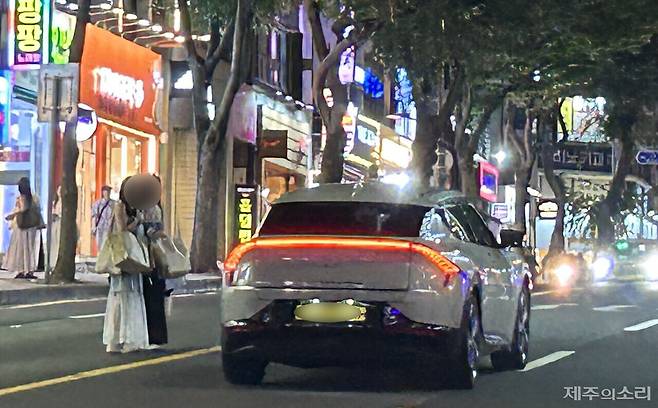 택시가 무단횡단하는 여성 2명에 급정거하는 모습. ⓒ제주의소리