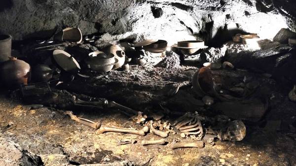 제주4·3평화기념관에 다랑쉬굴 학살 모습을 재현한 모습.