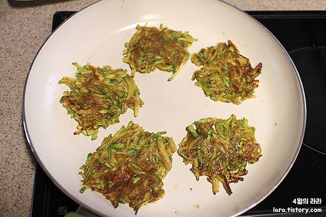 팬에 애호박을 부치는 모습