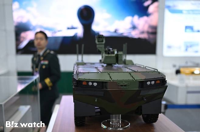 9일 서울 삼성동 코엑스에서 열린 '2025년 무인이동체 산업엑스포'(UWC 2025)에 참석한 군 관람객이 무인체 신기술을 관람하고 있다./사진=이명근 기자 qwe123@