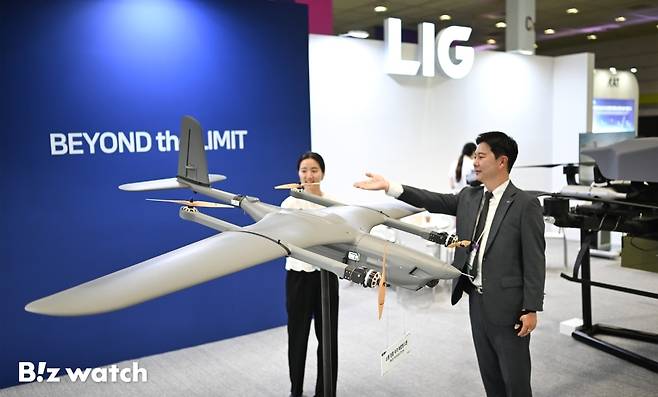 9일 서울 삼성동 코엑스에서 열린 '2025년 무인이동체 산업엑스포'(UWC 2025)에 참석한 관람객들이 LIG의 무인체 신기술을 관람하고 있다./사진=이명근 기자 qwe123@