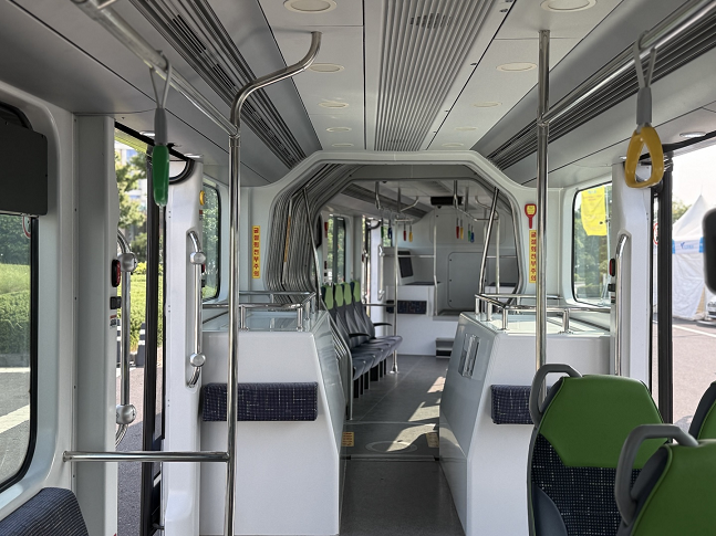 우진산전의 친환경 전기굴절버스 'K-트램' 내부./사진=백유진 기자 byj@