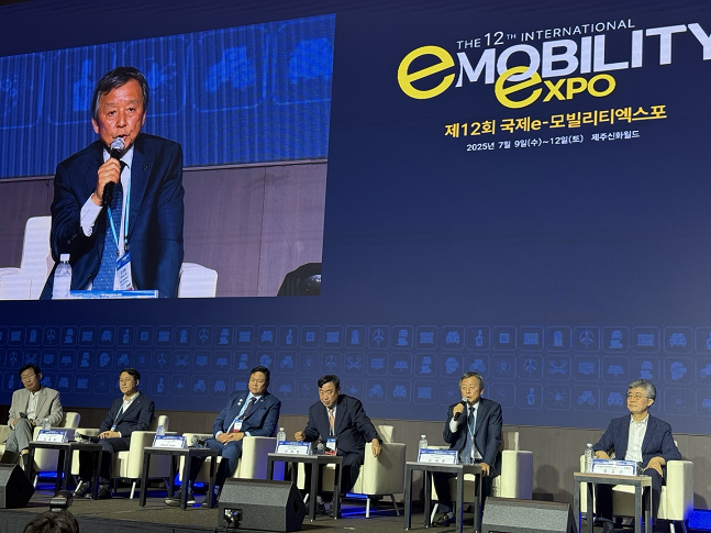9일 서울 신화월드에서 열린 기자회견에서 김대환 국제e-모빌리티엑스포 조직위원회 조직위원장이 발표하고 있다./사진=백유진 기자 byj@