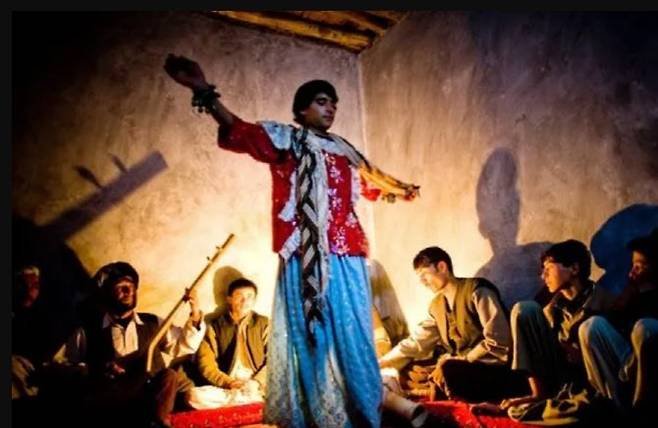 아프가니스탄에는 권력층 성인 남성이 소년들에게 여성 옷을 입혀 춤을 추게 하거나, 성노예로 착취하는 ‘바차 바지’(Bacha Bazi)라는 악습이 있다. (사진=아프가니스탄 아리아나 뉴스 캡처)