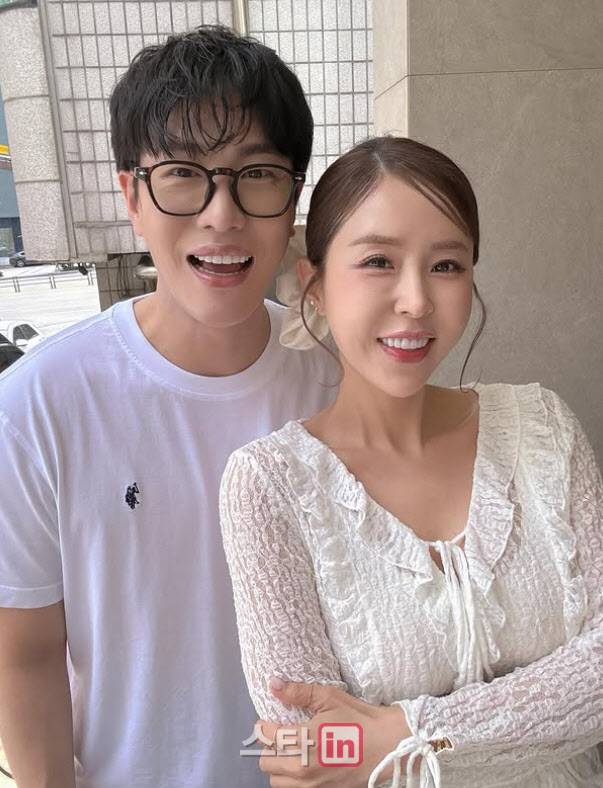 문원(왼쪽)과 신지(사진=신지 SNS)