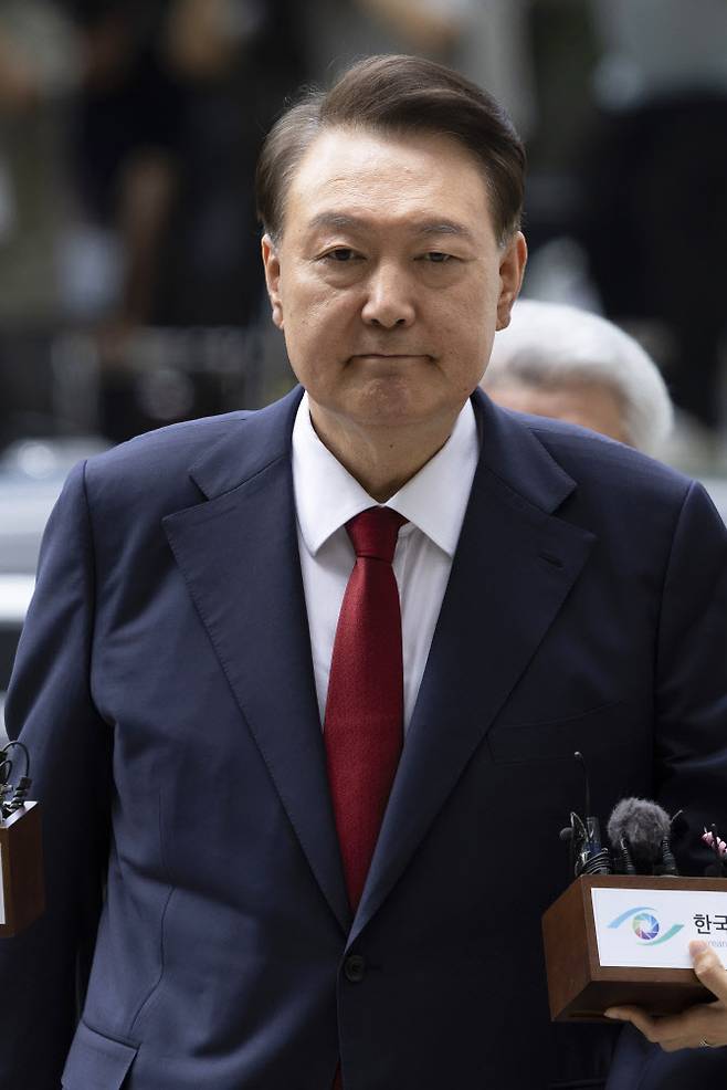 윤석열 전 대통령이 9일 서울 서초구 서울중앙지법에서 열린 영장실질심사에 출석하고 있다.(사진=연합뉴스)