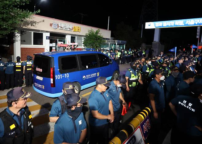 구속 전 피의자 심문(영장실질심사)을 마친 윤석열 전 대통령이 탑승한 차량이 9일 경기도 의왕시 서울구치소로 들어가고 있다 (사진=연합뉴스)