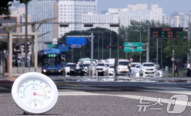 서울 기온이 37.1도까지 오르면서 근대적인 기상관측을 시작한 이래 7월 상순 기온으론 역대 최고치를 기록한 8일 서울 영등포구 여의도 일대 뜨겁게 달궈진 아스팔트 위로 아지랑이가 피어오르고 있다. 종전 서울(종로구 서울기상관측소 기준) 7월 상순 최고기온은 1939년 7월 9일 기록된 36.8도로 86년 만에 신기록이 세워졌다. 2025.7.8/뉴스1 ⓒ News1 김성진 기자