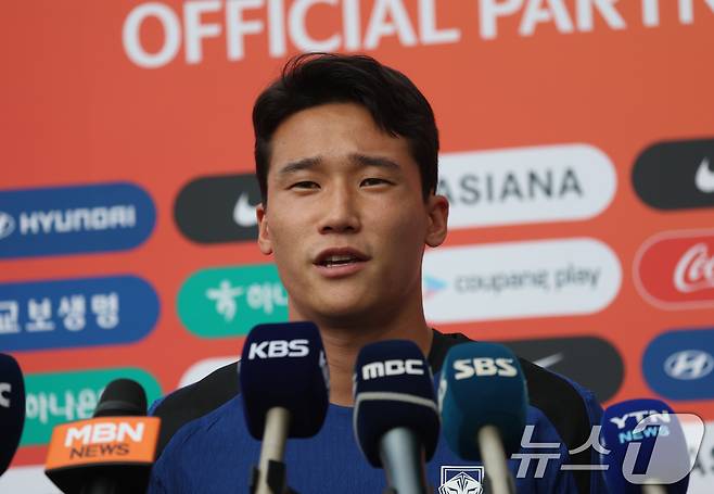 3일 오후 경기 성남시 중원구 성남종합운동장에서 열린 2025 동아시아축구연맹(EAFF) E1 챔피언십(동아시안컵) 대한민국 축구 국가대표팀 이태석이 훈련 전 인터뷰를 하고 있다 ⓒ News1 김영운 기자