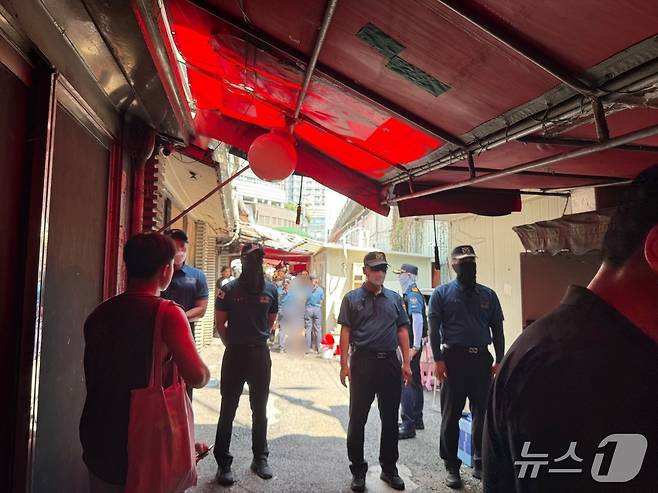 9일 서울 성북구 하월곡동 '미아리 텍사스촌' 일대에서 재개발 조합 측이 명도집행과 폐쇄회로(CC)TV 설치 강행하자 거주민들이 항의하며 대치상황이 빚어졌다.