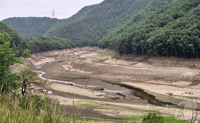8일 강원 강릉시 성산면 오봉저수지 수위가 낮아지며 바닥을 드러내고 있다. 이날 기준 해당 저수지 저수율은 32%로, 전국 평균(62.2%)보다 현저히 낮은 수준을 보이고 있다. 2025.7.8/뉴스1 ⓒ News1 윤왕근 기자
